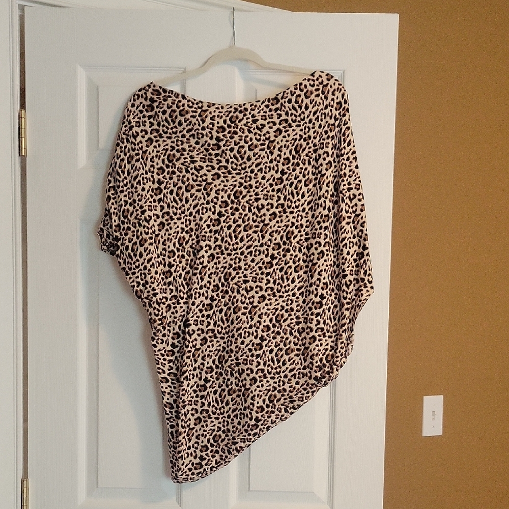 Main Strip Elegant Print Top